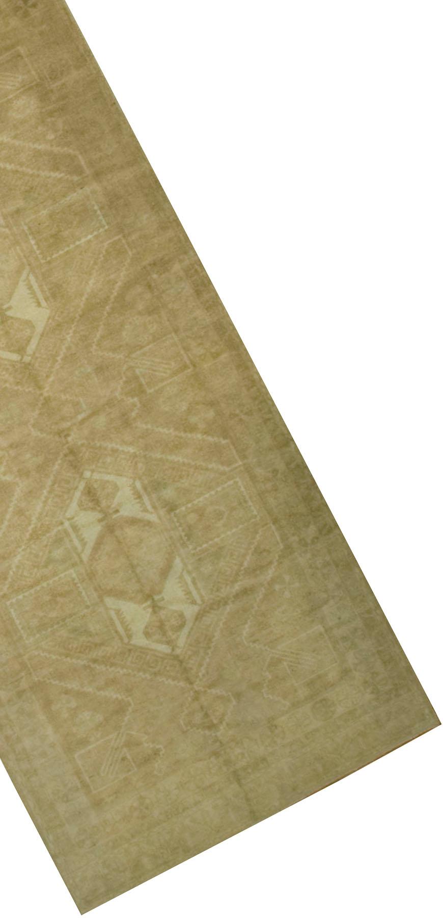 Tapis Oushak Turc Vintage Runner 5' X 11'3. Ces tapis attrayants conviennent à une grande variété d'endroits, mais l'effet significatif des Oushaks est qu'ils rassemblent l'espace, le rendant confortable et chaleureux. La technique artistique de