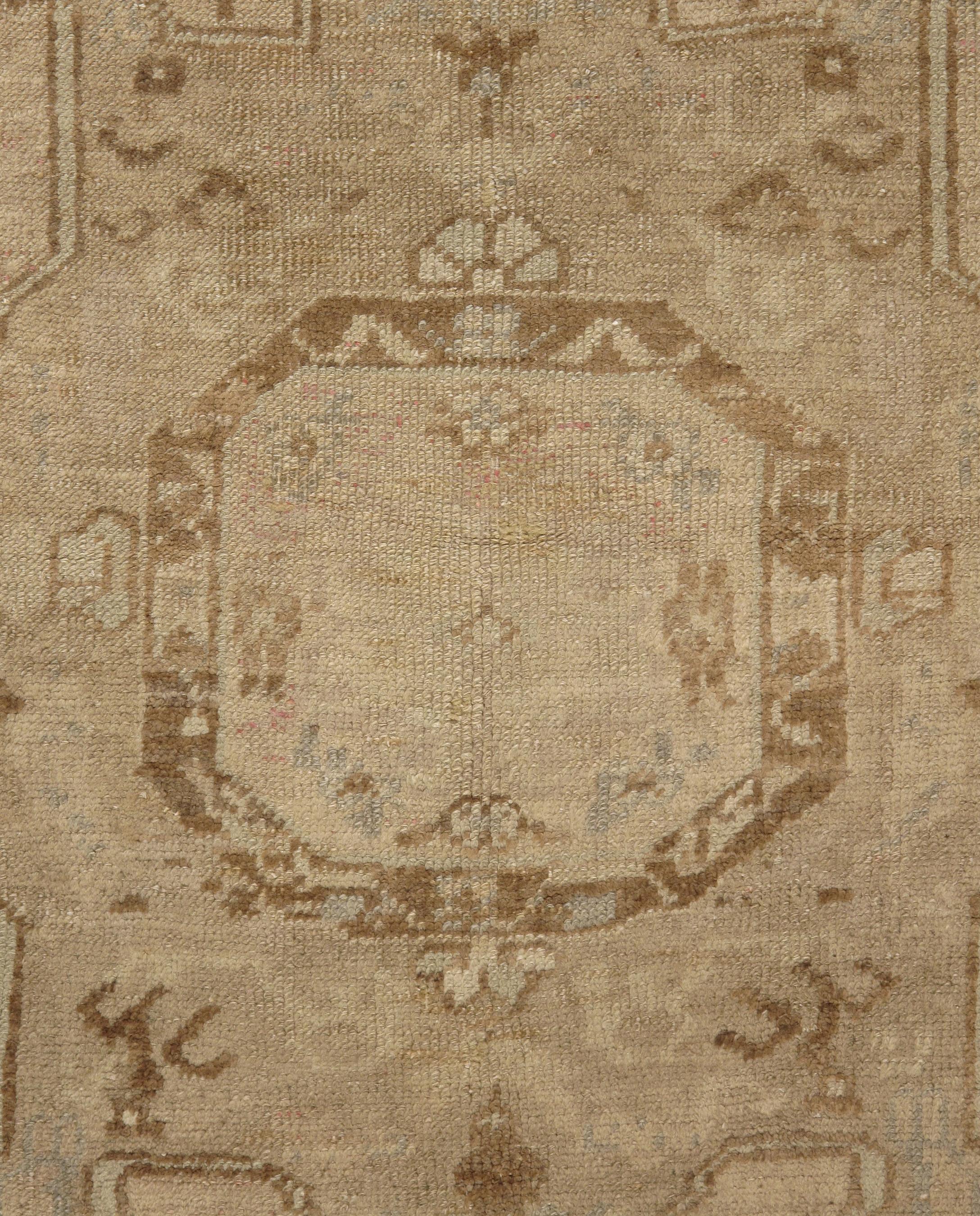 Türkischer Oushak-Teppich, um 1940. Größe: 3'10 x 7'8. Charakter, Tradition, Muster und Farbgebung vereinen sich in diesem wunderschönen, halb antiken, handgeknüpften türkischen Teppich, der in der kleinen west-zentralanatolischen Stadt Oushak