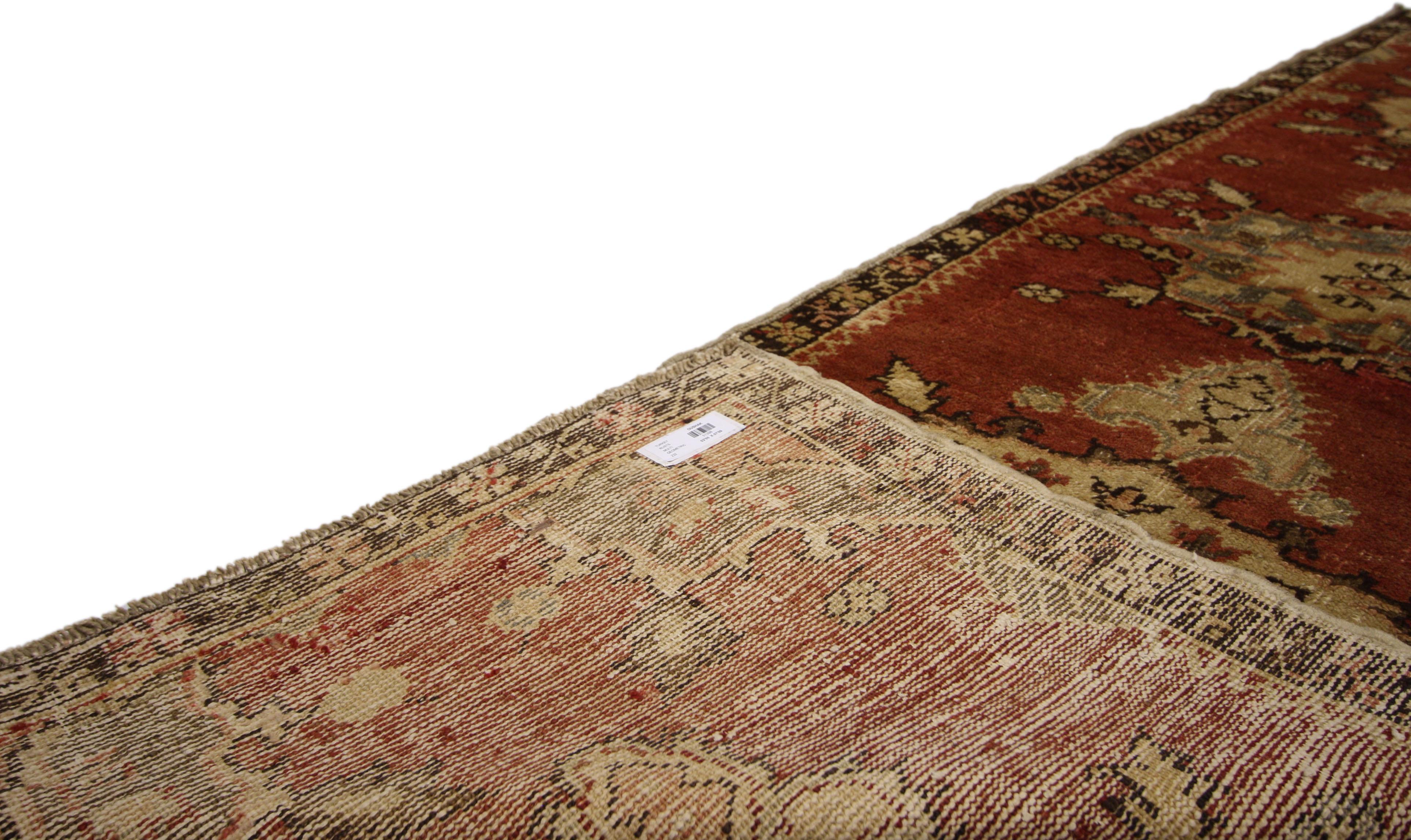 Vintage Turkish Oushak Rug Runner in Classic Medallion Pattern, Hallway Runner In Good Condition For Sale In Dallas, TX