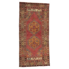 Türkischer Oushak-Teppich-Läufer im Vintage-Stil mit rustikalen Erdtönen