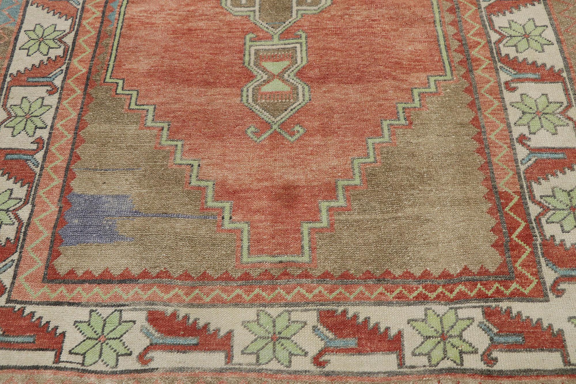 Vintage Turkish Oushak Rug, Rustic Sensibility Meets Nomadic Charm In Good Condition For Sale In Dallas, TX