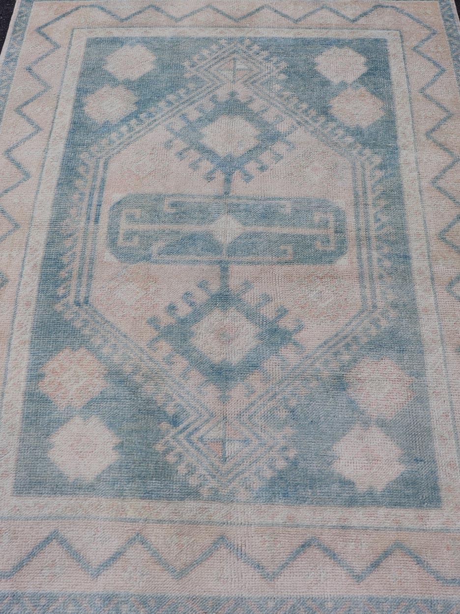Maße: 4'4 x 6'1 
Vintage Türkisch Oushak Teppich Soft Blau und Beige Medallion Design 4'4 x 6'1 
Keivan Woven Arts / Teppich / EN-1421 Herkunftsland / Art: Türkei / Oushak 

Das exquisite Stück zeichnet sich durch eine ruhige Farbpalette aus sanftem