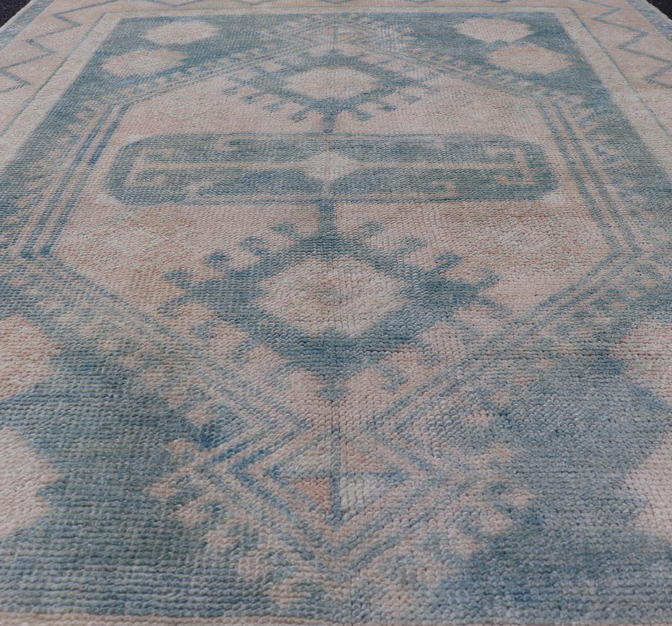 Vintage Türkisch Oushak Teppich Soft Blau und Beige Medallion Design 4'4 x 6'1 (Handgeknüpft) im Angebot