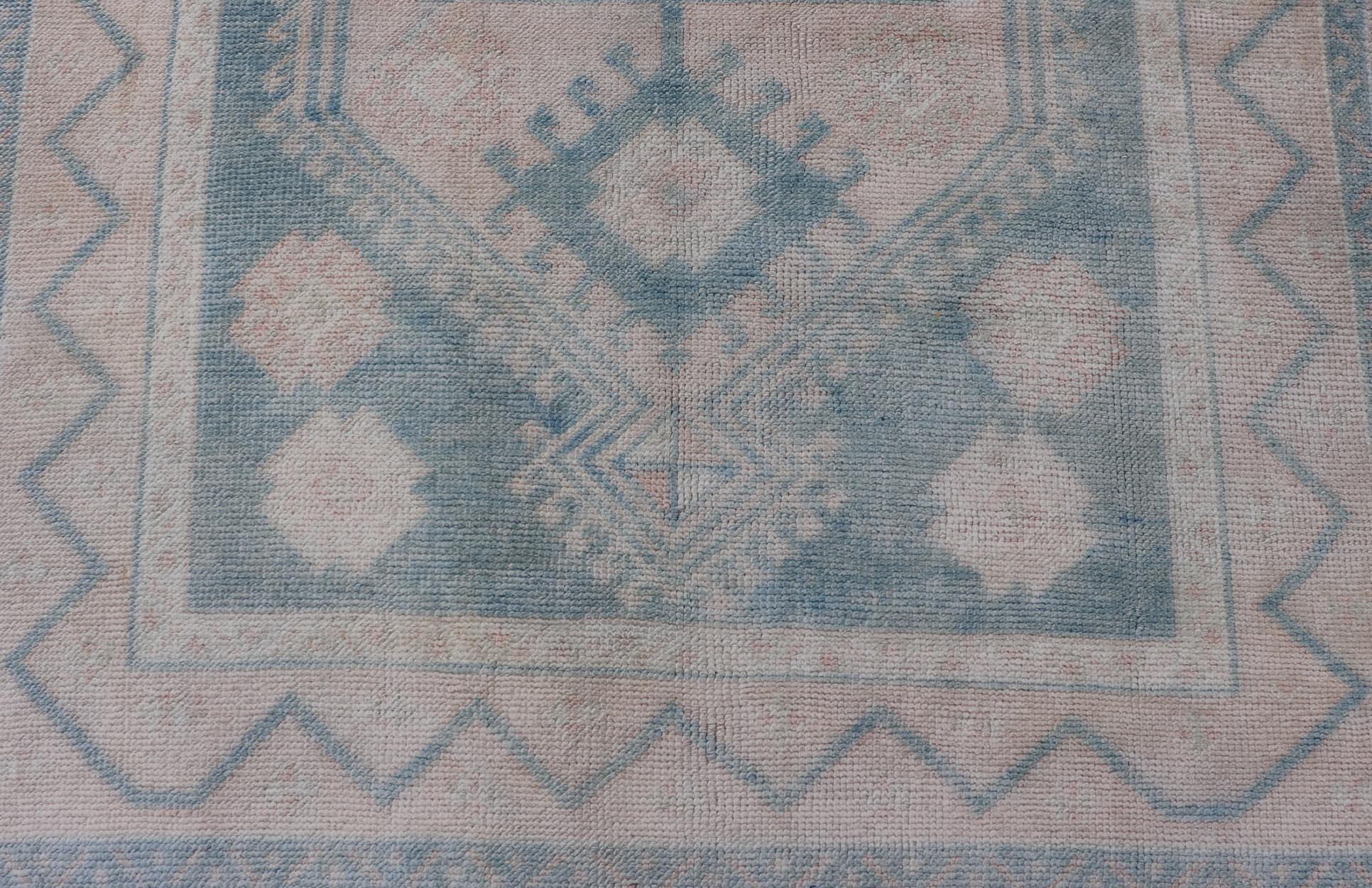 Vintage Türkisch Oushak Teppich Soft Blau und Beige Medallion Design 4'4 x 6'1 im Zustand „Hervorragend“ im Angebot in Atlanta, GA