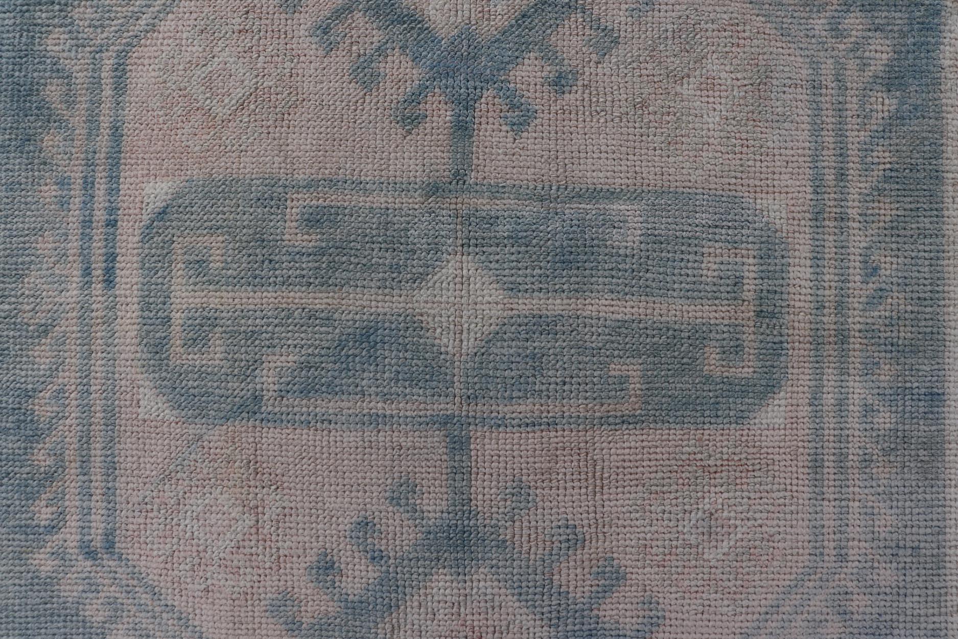 Vintage Türkisch Oushak Teppich Soft Blau und Beige Medallion Design 4'4 x 6'1 (20. Jahrhundert) im Angebot