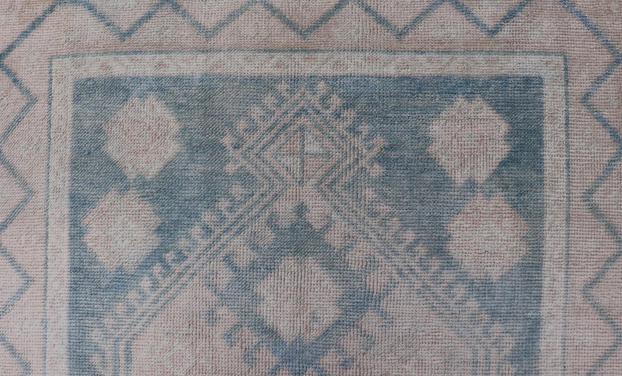 Vintage Türkisch Oushak Teppich Soft Blau und Beige Medallion Design 4'4 x 6'1 (Wolle) im Angebot