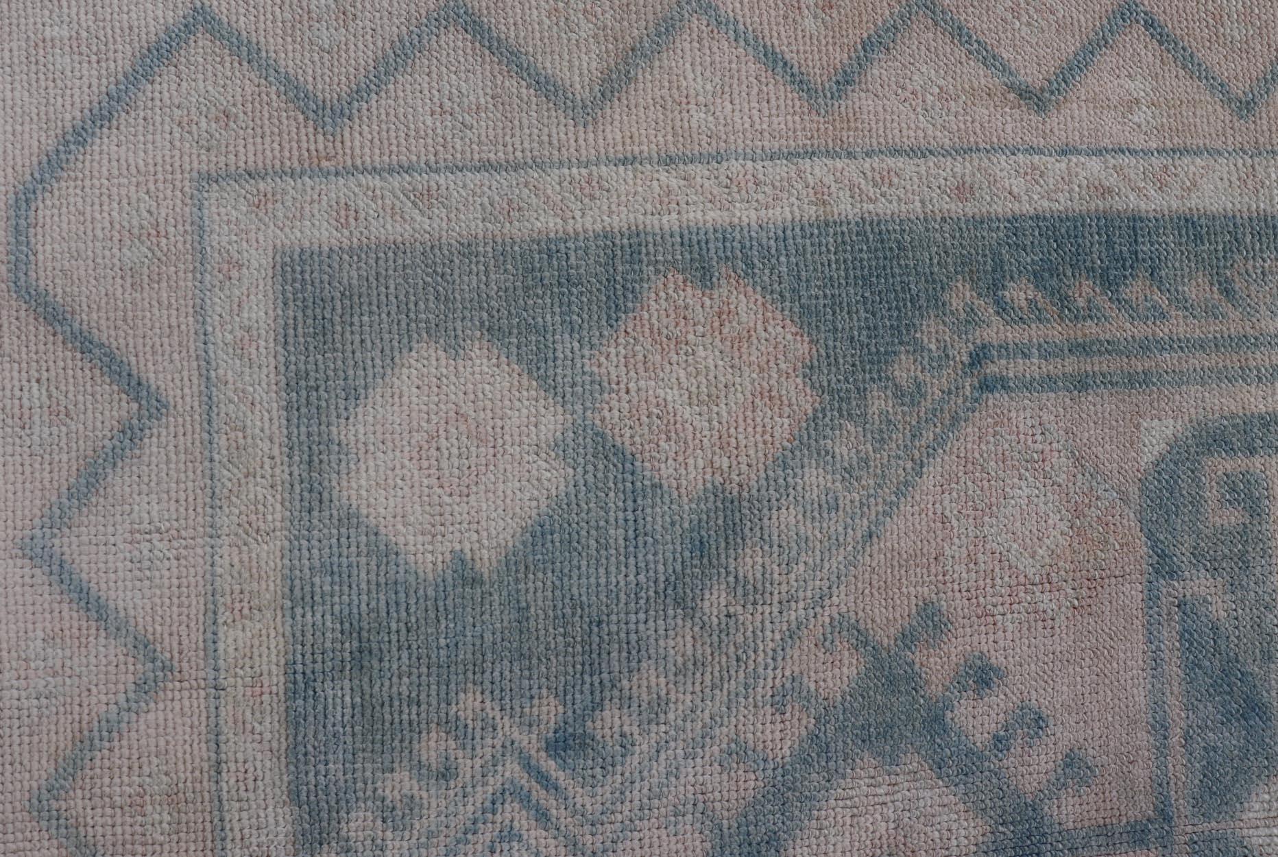 Vintage Türkisch Oushak Teppich Soft Blau und Beige Medallion Design 4'4 x 6'1 im Angebot 1