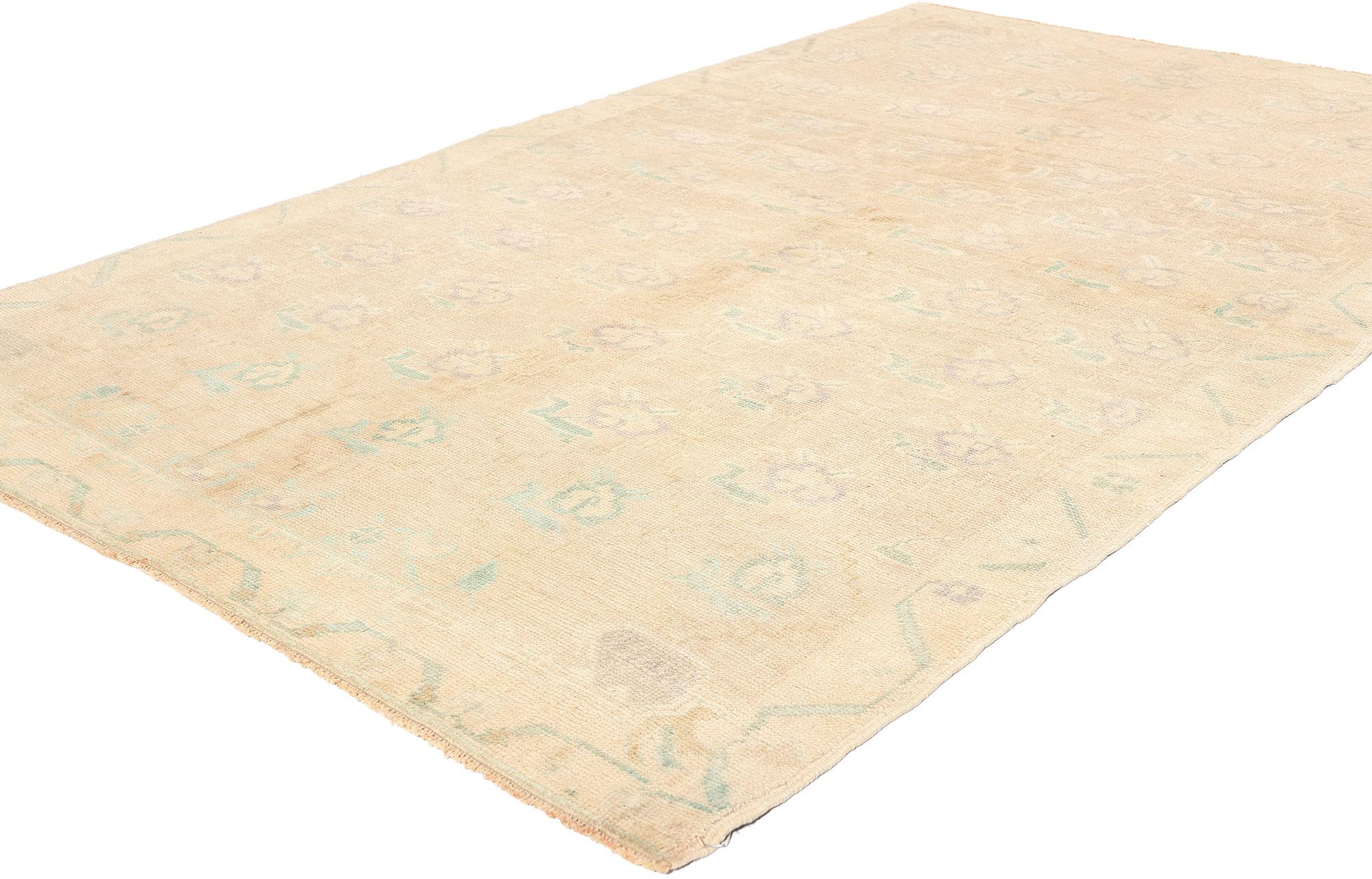 53682 Vintage Muted Turkish Oushak Rug, 04'07 x 07'06. Les tapis turcs Oushak sont des tapis tissés à la main dans la région d'Oushak en Turquie. Ils sont connus pour leurs motifs à grande échelle, leurs palettes de couleurs douces et leur mélange