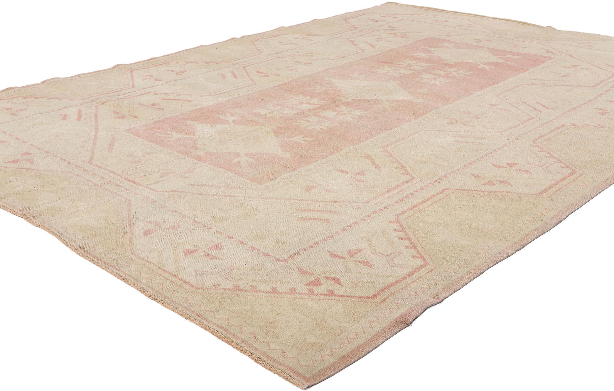 53705 Tapis Oushak turc vintage, 06'08 x 09'04. Elegant et serein, ce tapis Oushak turc vintage en laine nouée à la main est une expression poétique de l'art anatolien, adoucie par un lavage antique qui lui confère une qualité onirique. Son délicat
