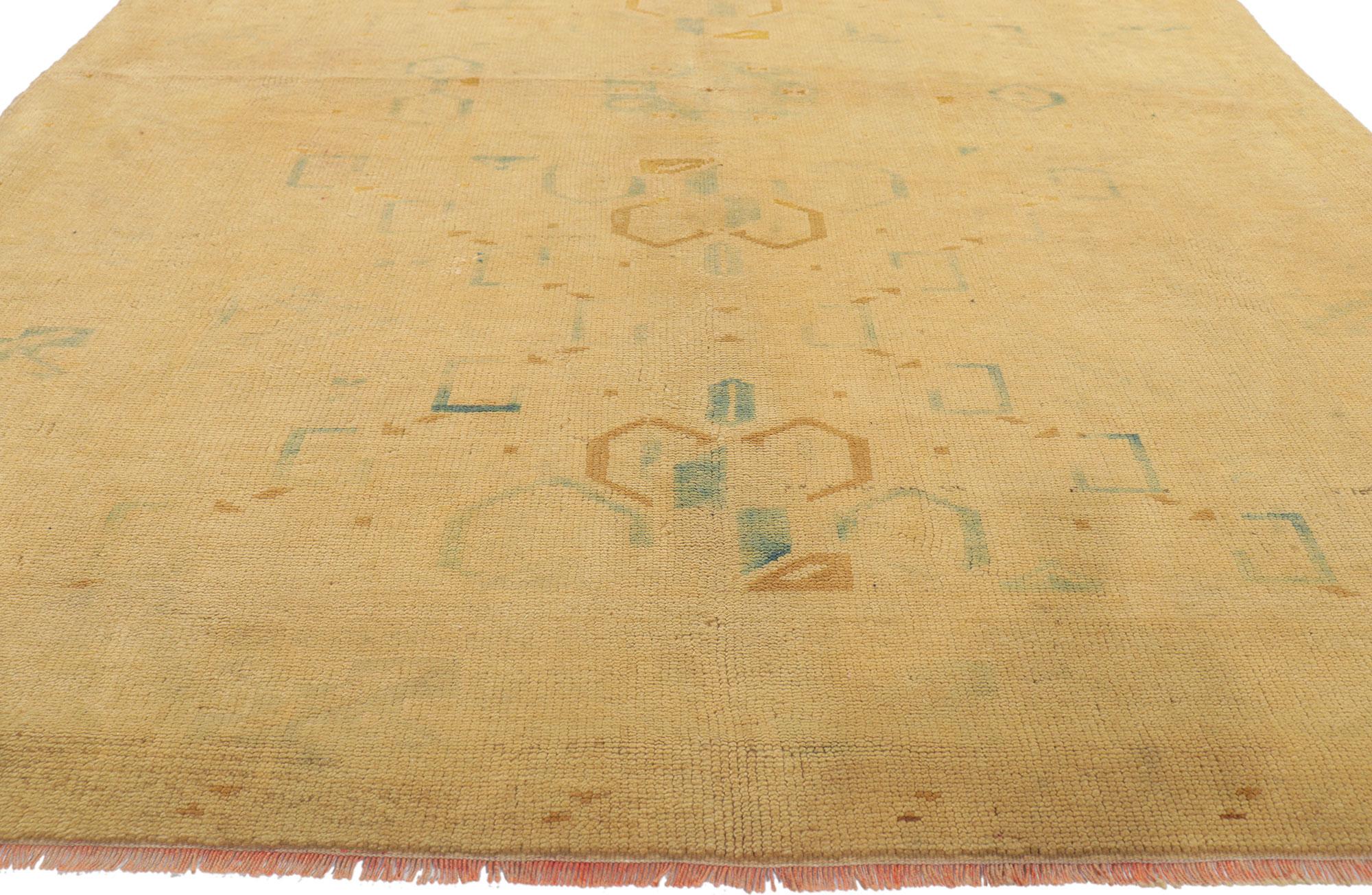 Türkischer Oushak-Teppich im Vintage-Stil, lebhafte Wärme trifft verblasste Schönheit im Zustand „Gut“ im Angebot in Dallas, TX