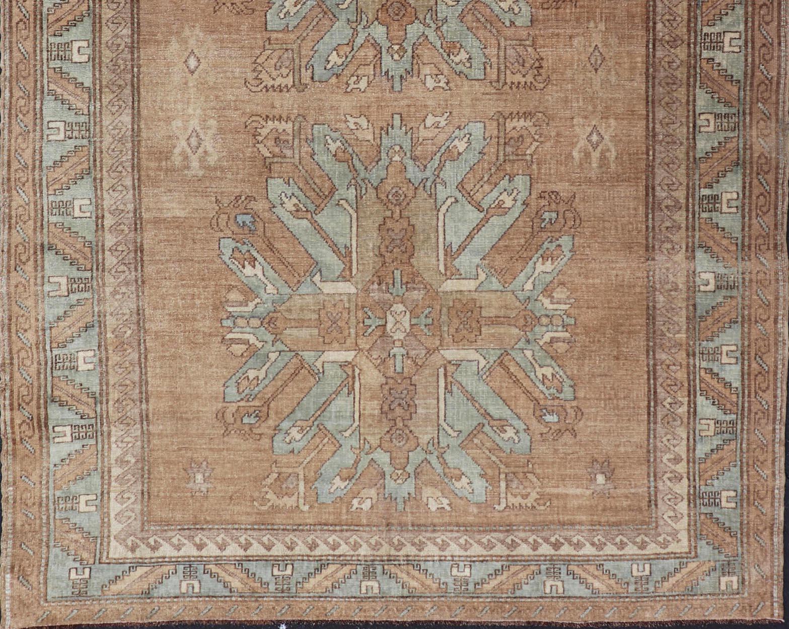 Tappeto Oushak turco vintage -Medaglioni marrone caldo e blu morbido 5'4 x 7' in vendita 3