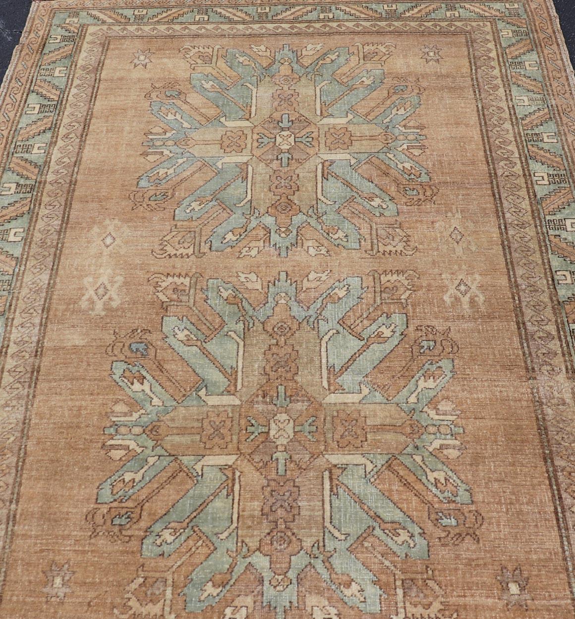 Misure: 5'4 x 7'10 Vintage Turkish Oushak Rug -Warm Brown and Soft Blue Medallion Patterns Keivan Woven Arts / Rug / EN-13333 Paese d'origine / tipo: Turchia / Oushak Il tappeto Oushak turco d'epoca presenta una splendida miscela di toni caldi del