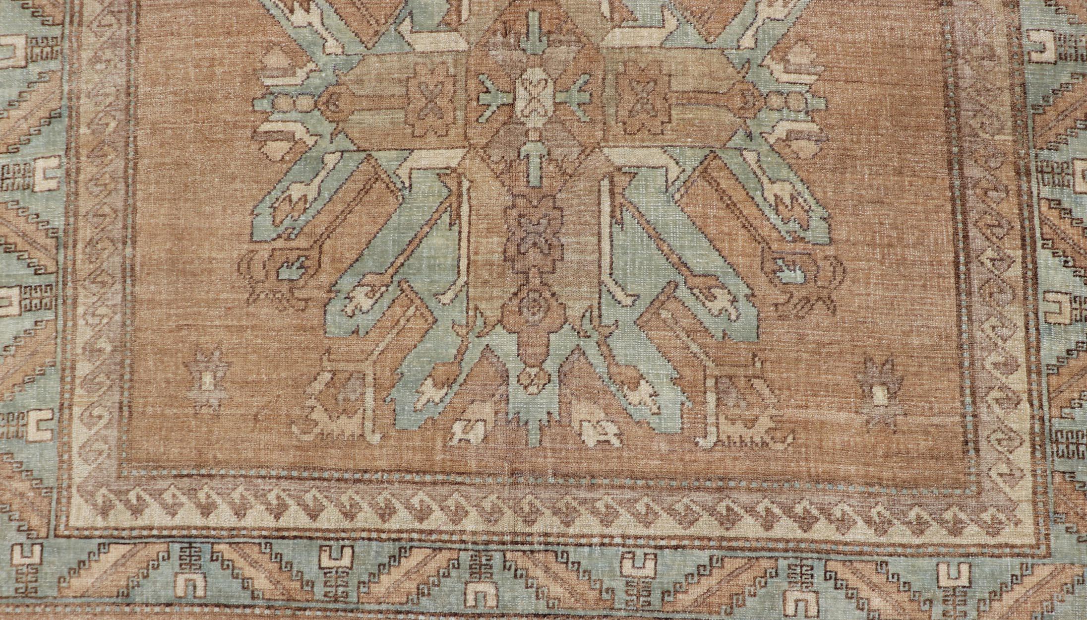 Annodato a mano Tappeto Oushak turco vintage -Medaglioni marrone caldo e blu morbido 5'4 x 7' in vendita