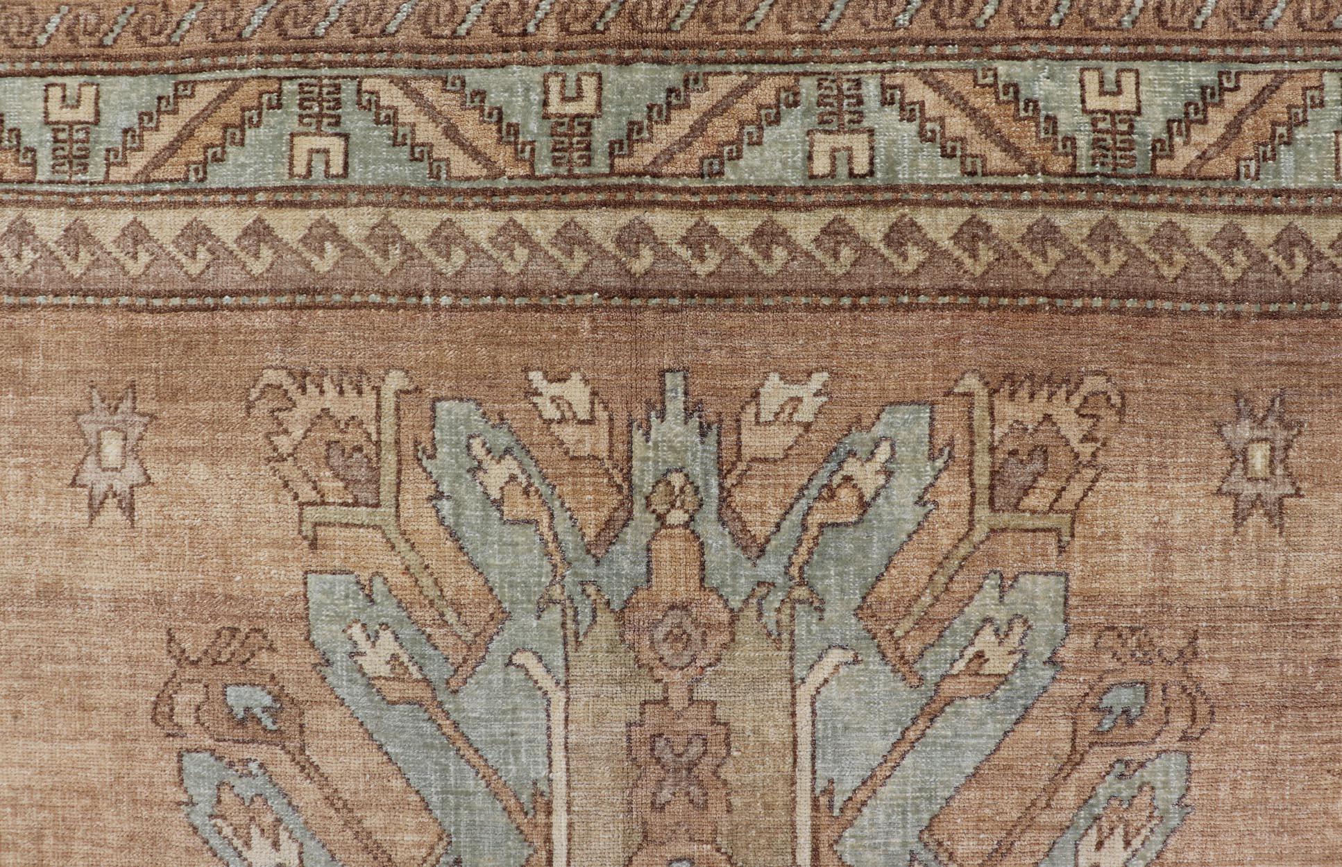 XX secolo Tappeto Oushak turco vintage -Medaglioni marrone caldo e blu morbido 5'4 x 7' in vendita