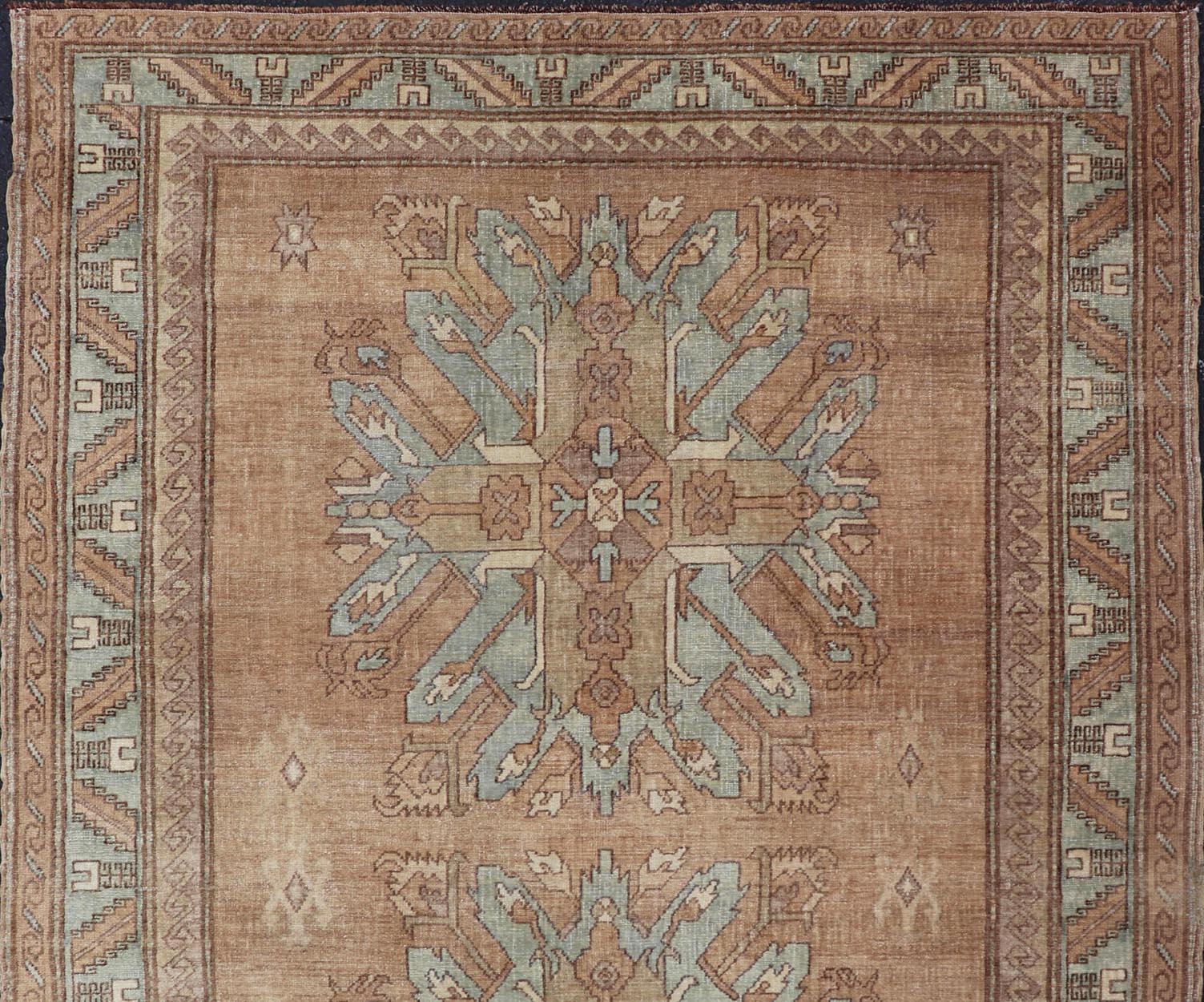 Tappeto Oushak turco vintage -Medaglioni marrone caldo e blu morbido 5'4 x 7' in vendita 1