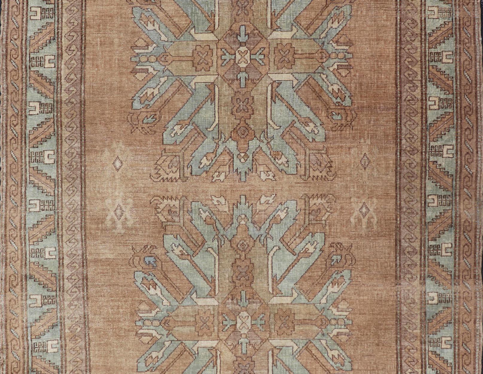 Tappeto Oushak turco vintage -Medaglioni marrone caldo e blu morbido 5'4 x 7' in vendita 2