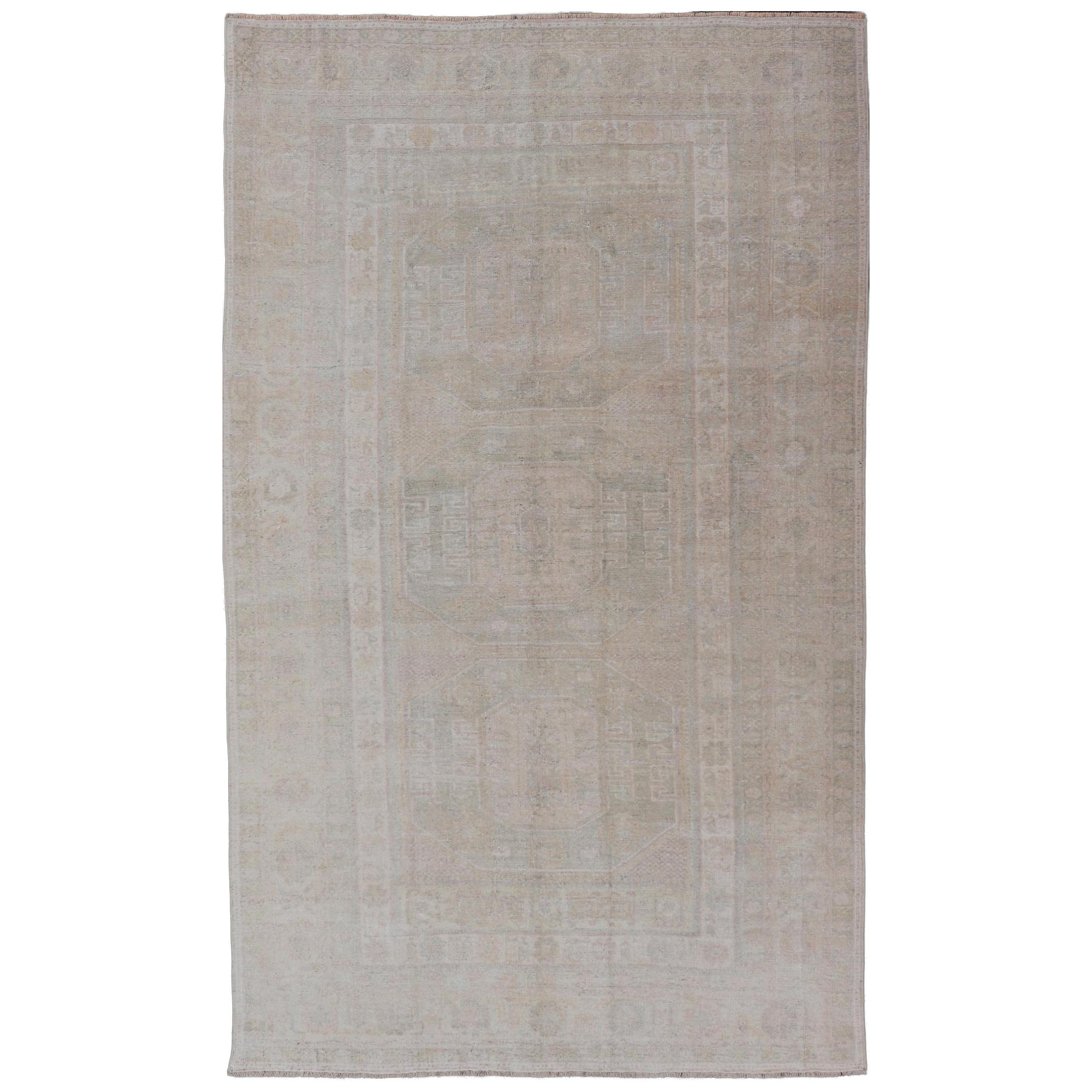 Vintage Türkisch Oushak Teppich mit einem Medaillon in weichen Pastelltönen 5
2 x 9
0 im Angebot