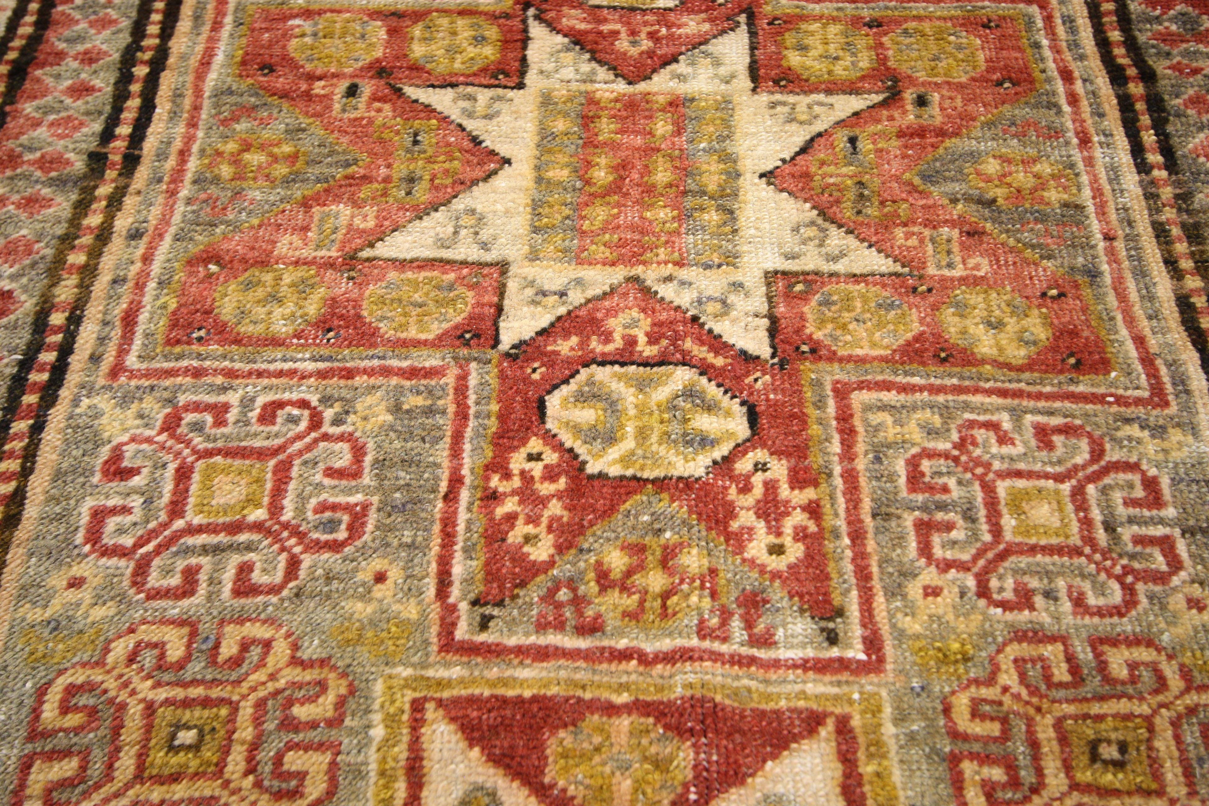 52337, türkischer Oushak-Teppich im Stil des Aesthetic Movement. Dieser handgeknüpfte türkische Oushak-Teppich aus Wolle weist ein unterteiltes Design auf, das aus verschiedenen rechteckigen Formen besteht, die mit einer Auswahl an geometrischen