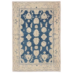 Tappeto turco vintage Oushak con disegno all-over in blu reale e avorio