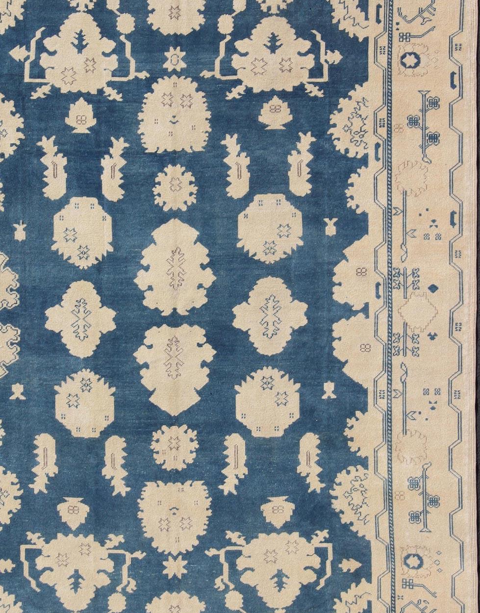 Türkischer Oushak-Teppich im Vintage-Stil mit All-Over-Design in Königsblau und Elfenbein im Zustand „Hervorragend“ im Angebot in Atlanta, GA