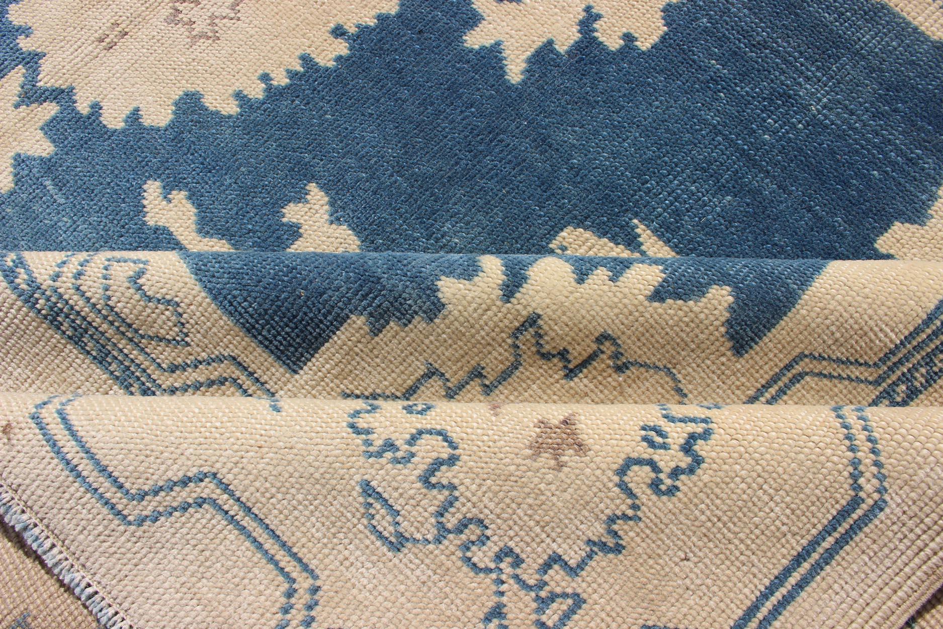 Türkischer Oushak-Teppich im Vintage-Stil mit All-Over-Design in Königsblau und Elfenbein (Mitte des 20. Jahrhunderts) im Angebot
