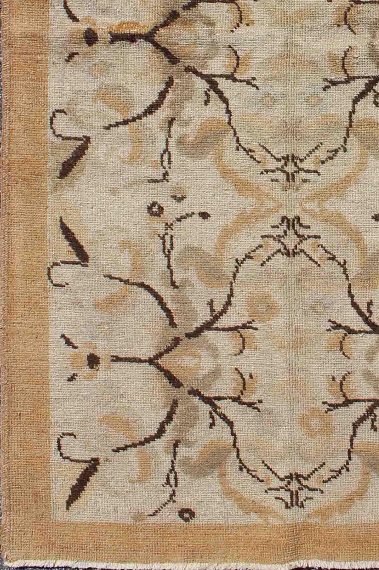 Tapis turc vintage Oushak avec design floral all-over - 3′3″ × 6′3″ Bon état - En vente à Atlanta, GA