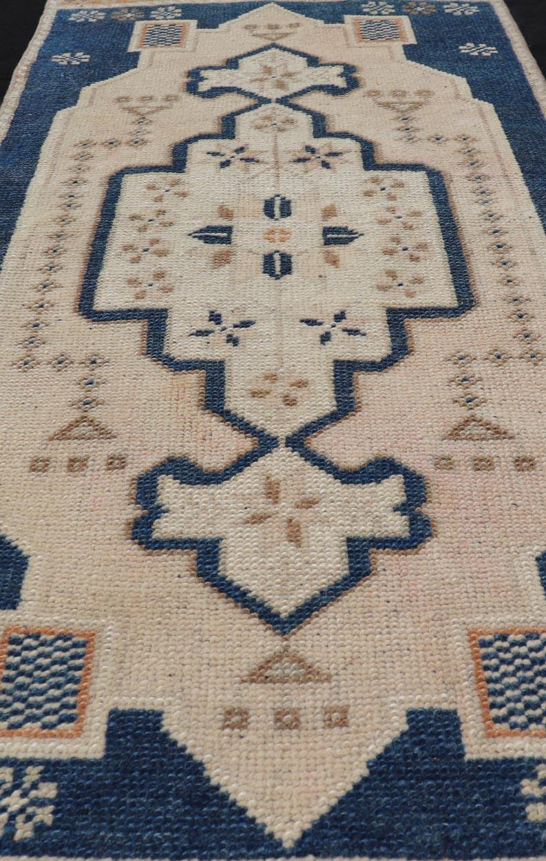Tapis Oushak turc vintage avec médaillon sub-géométrique sur toute la surface 
Keivan Woven Arts / tapis EN-15922, pays d'origine / type : Turquie / Oushak, circa 1950
Mesures : 1'7 x 3'9 