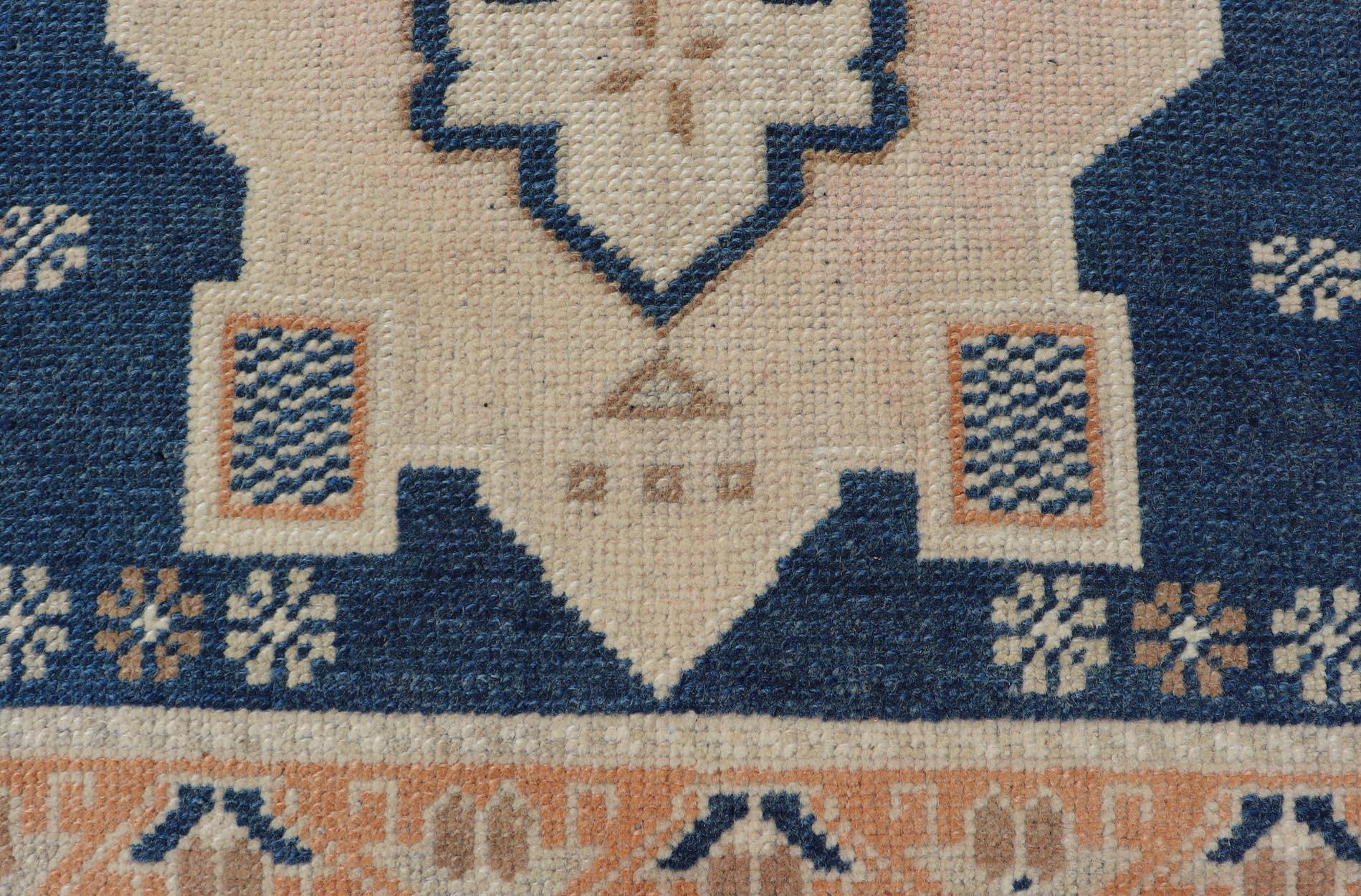 Turc Tapis Oushak turc vintage à motifs de médaillons subgéométriques sur toute la surface 1'7 