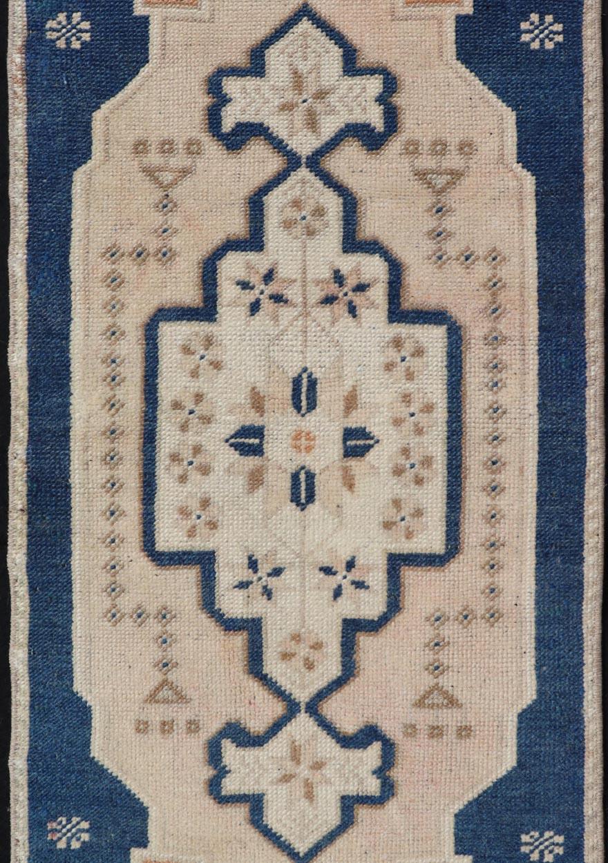 Tapis Oushak turc vintage à motifs de médaillons subgéométriques sur toute la surface 1'7 