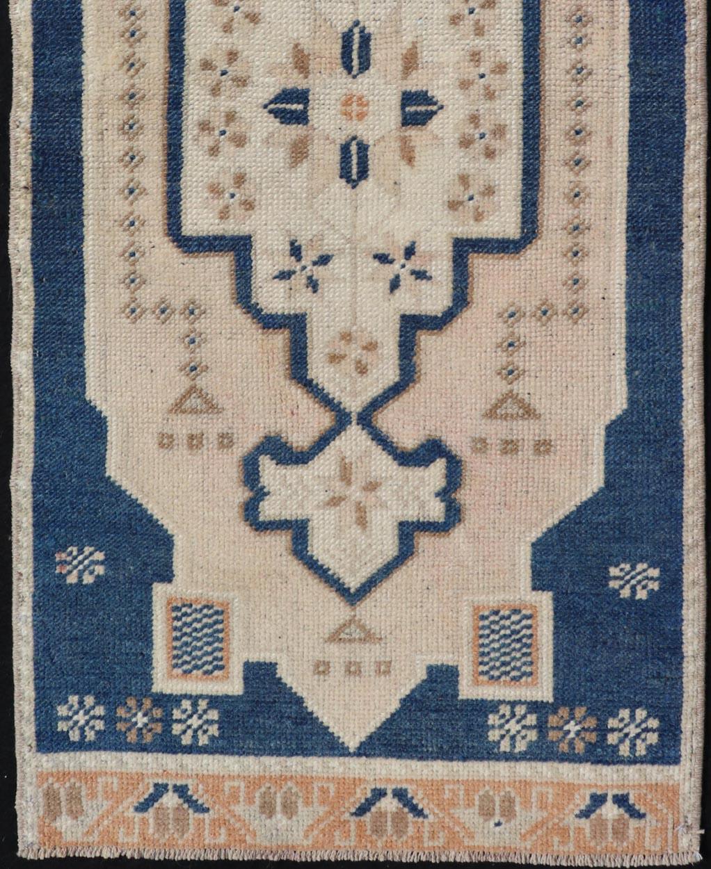 20ième siècle Tapis Oushak turc vintage à motifs de médaillons subgéométriques sur toute la surface 1'7 