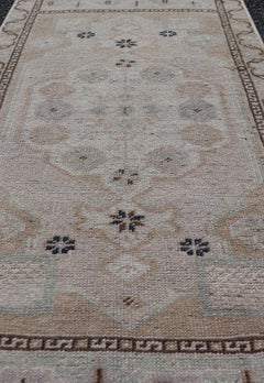 Alfombra turca Oushak vintage con diseño de medallón subgeométrico integral
