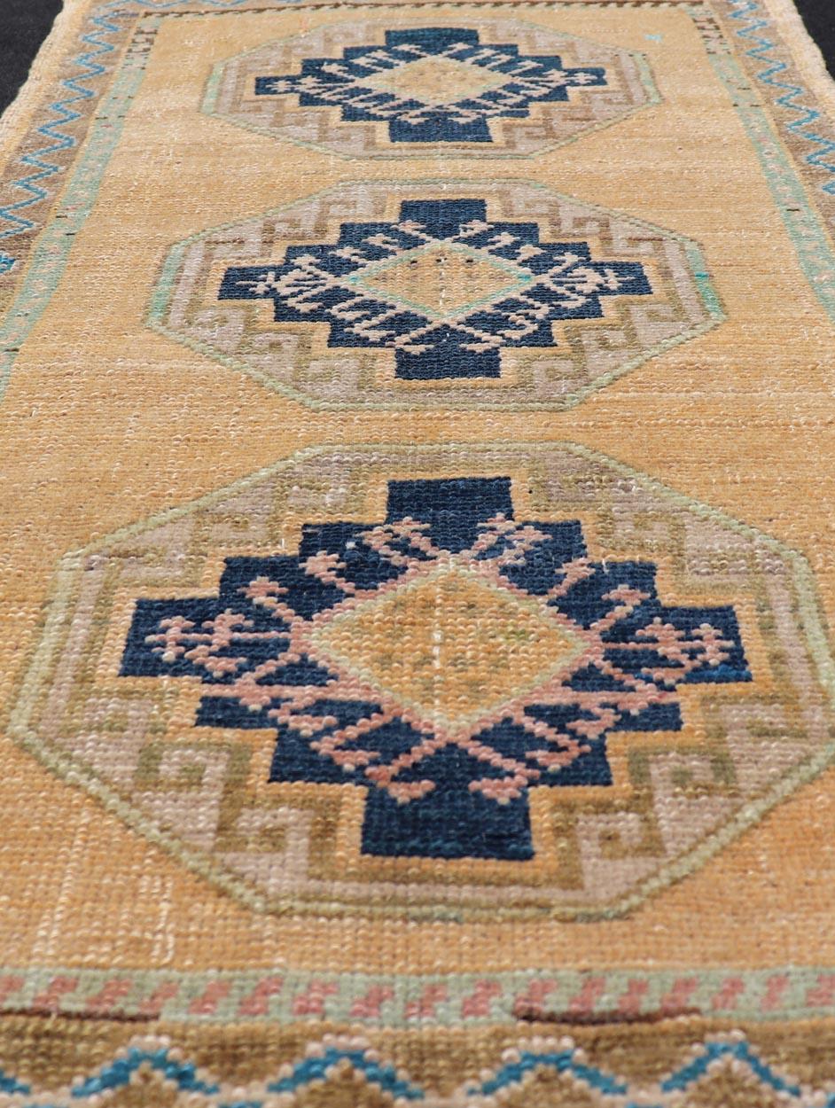 Türkischer Vintage Oushak Teppich mit subgeometrischem Medaillon-Design 
Keivan Woven Arts / Teppich EN-15912, Herkunftsland / Art: Türkei / Oushak, um 1950
Maße: 2'0 x 3'2 
