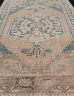 Tappeto turco vintage Oushak con design a medaglioni sub-geometrici su tutta la superficie