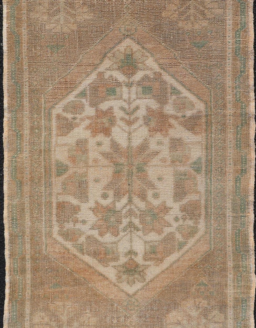 Vintage Turkish Oushak Rug with All-Over Sub-Geometric Medallion Design 
Keivan Woven Arts / rug EN-15921, country of origin / type: Turkey / Oushak, circa 1950
Measures: 1'10 x 4'0 