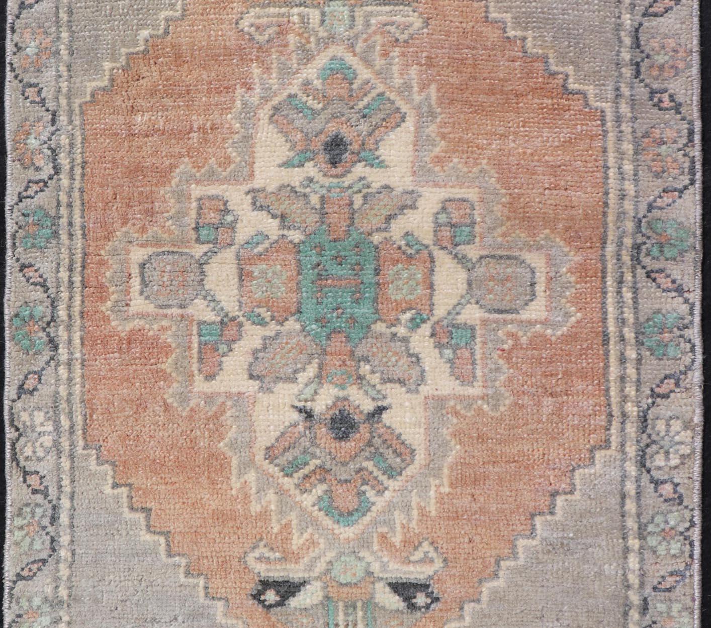 Türkischer Vintage Oushak Teppich mit subgeometrischem Medaillon-Design 
Keivan Woven Arts / Teppich EN-15923, Herkunftsland / Art: Türkei / Oushak, um 1950
Maße: 1'7 x 3'0 