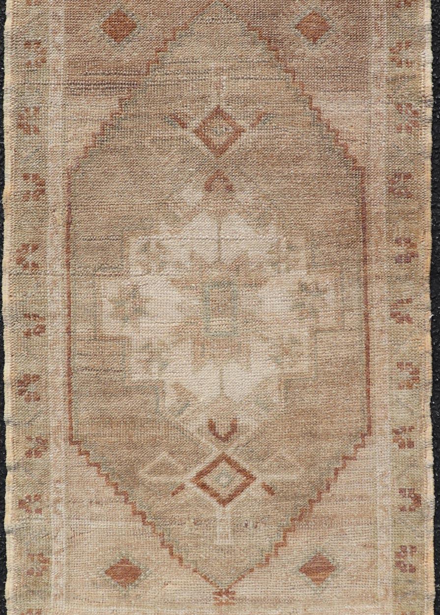 Tappeto turco vintage Oushak con design a medaglioni sub-geometrici su tutta la superficie 
Keivan Woven Arts / tappeto EN-15924, paese d'origine/tipo: Turchia / Oushak, circa 1950
Misure: 1'7 x 3'4