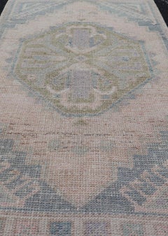 Alfombra turca Oushak vintage con diseño de medallón subgeométrico integral
