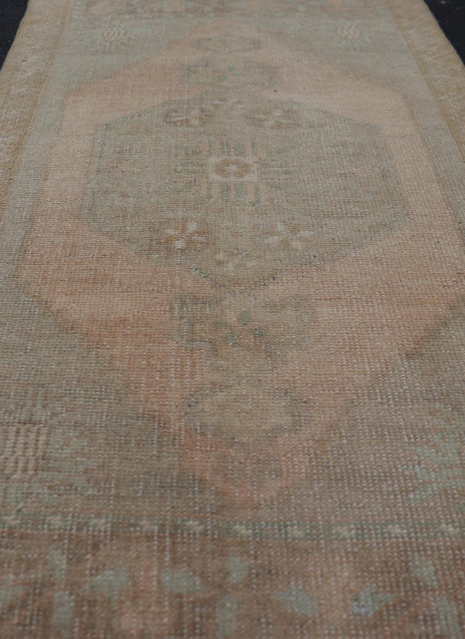 Türkischer Vintage Oushak Teppich mit subgeometrischem Medaillon-Design 
Keivan Woven Arts / Teppich EN-15927, Herkunftsland / Art: Türkei / Oushak, um 1950
Maße: 1'8 x 3'4 