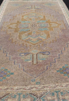 Tappeto turco vintage Oushak con design a medaglioni sub-geometrici su tutta la superficie