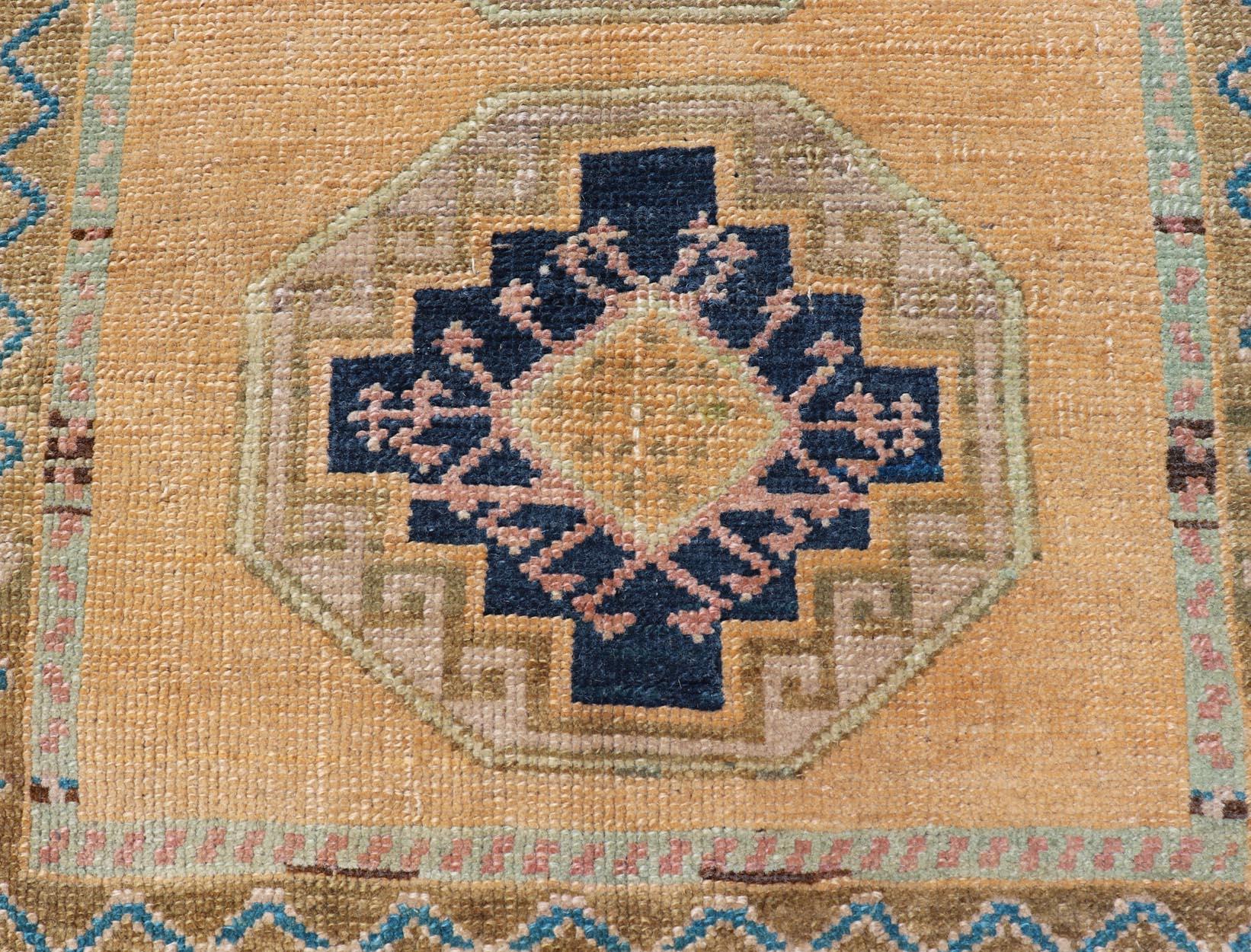 Türkischer Vintage Oushak Teppich mit subgeometrischem Medaillon-Design (Handgeknüpft) im Angebot