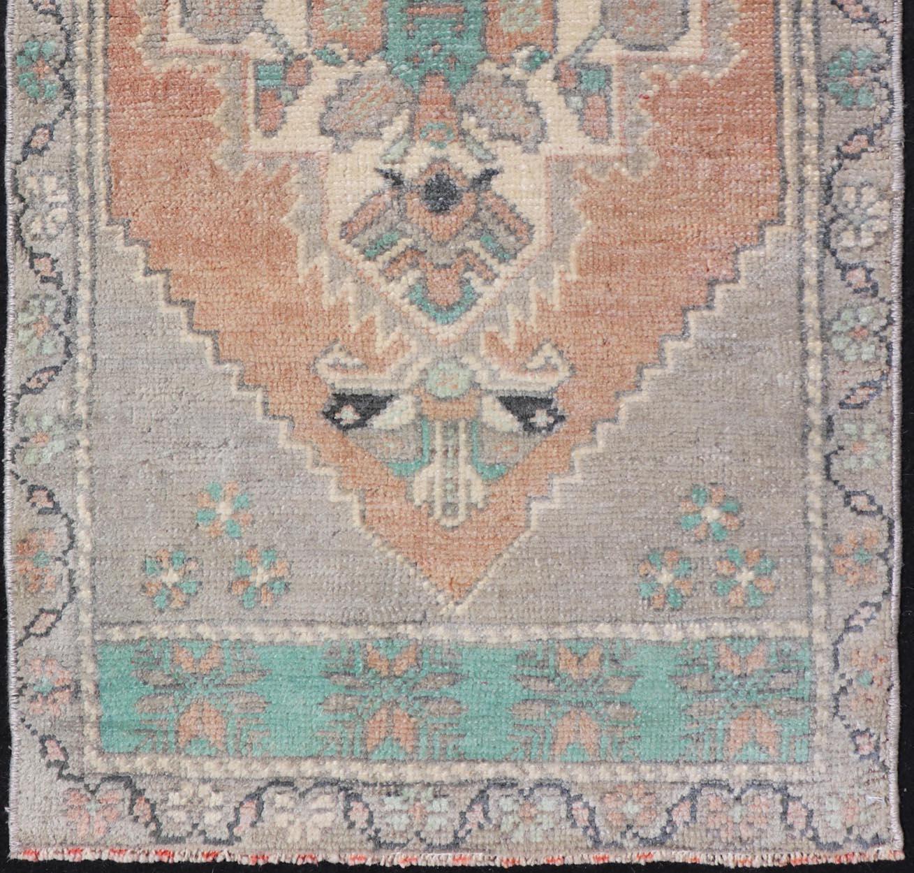 Türkischer Vintage Oushak Teppich mit subgeometrischem Medaillon-Design (Handgeknüpft) im Angebot