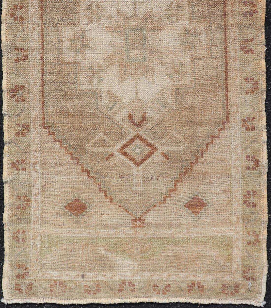 Turco Tappeto turco vintage Oushak con design a medaglioni sub-geometrici su tutta la superficie in vendita