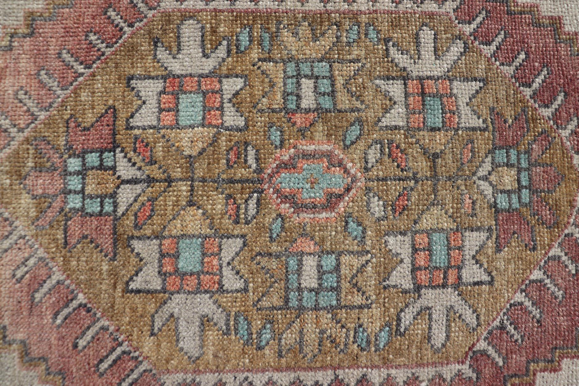 Annodato a mano Tappeto turco vintage Oushak con design a medaglioni sub-geometrici su tutta la superficie in vendita