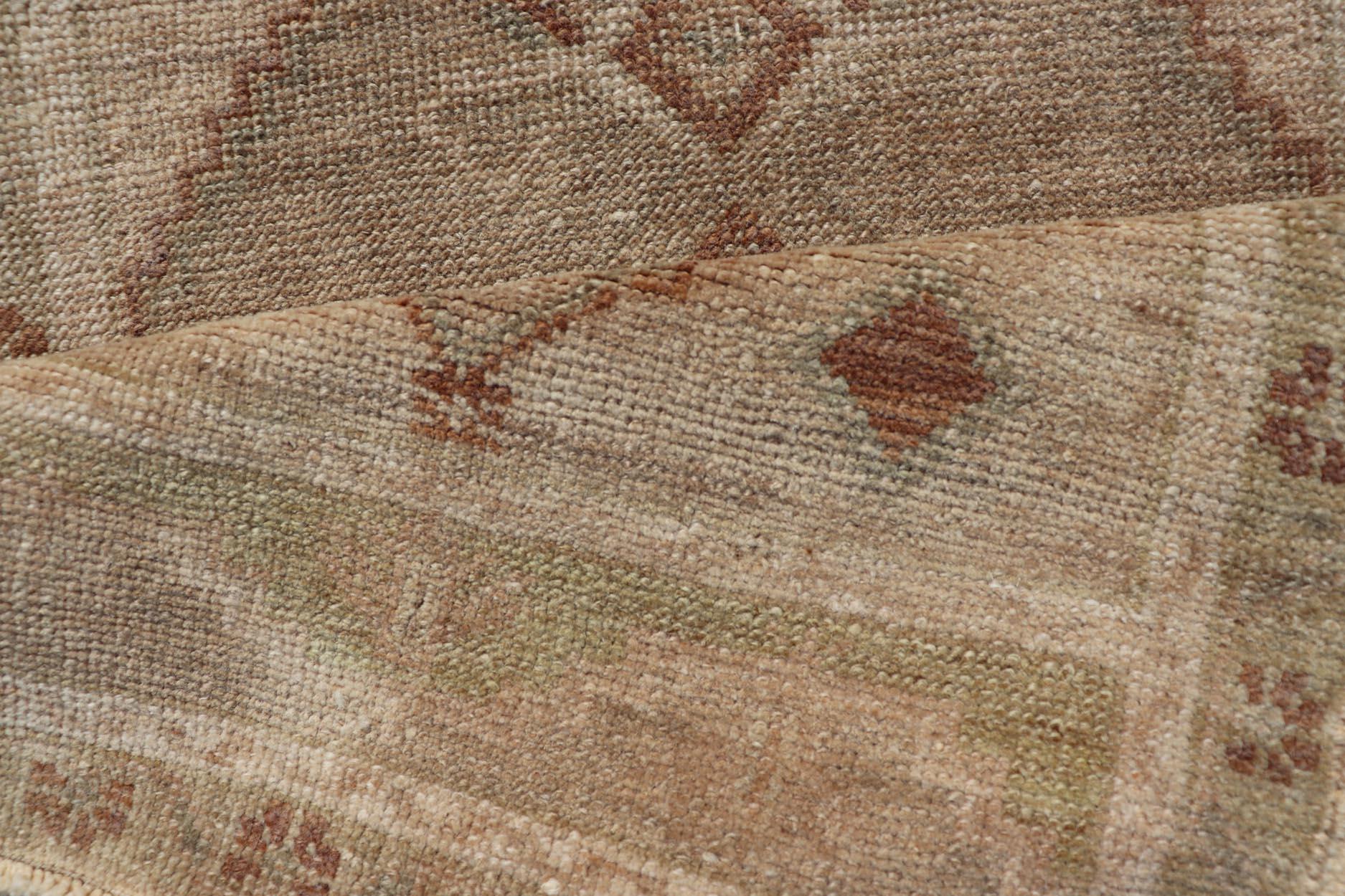 Annodato a mano Tappeto turco vintage Oushak con design a medaglioni sub-geometrici su tutta la superficie in vendita