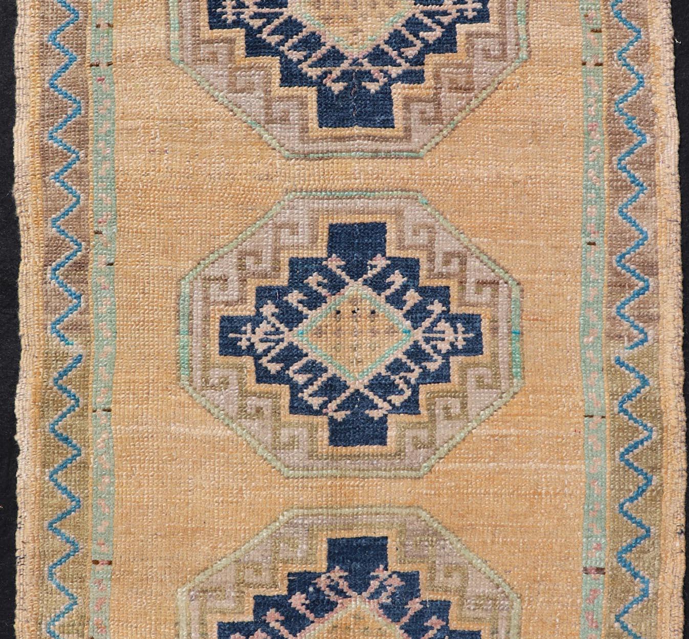 Türkischer Vintage Oushak Teppich mit subgeometrischem Medaillon-Design (20. Jahrhundert) im Angebot