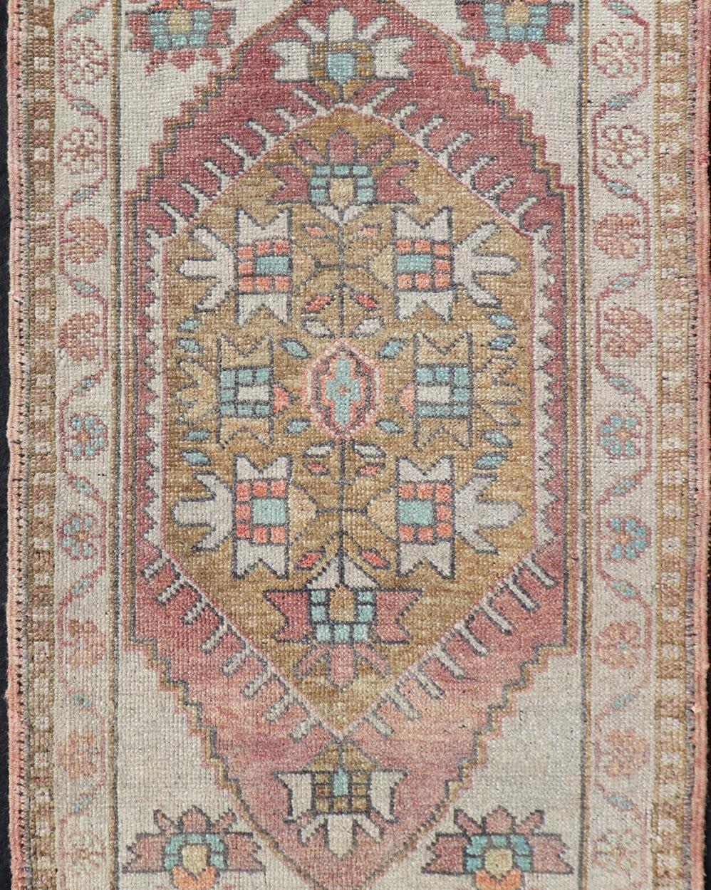 Tappeto turco vintage Oushak con design a medaglioni sub-geometrici su tutta la superficie In condizioni buone in vendita a Atlanta, GA