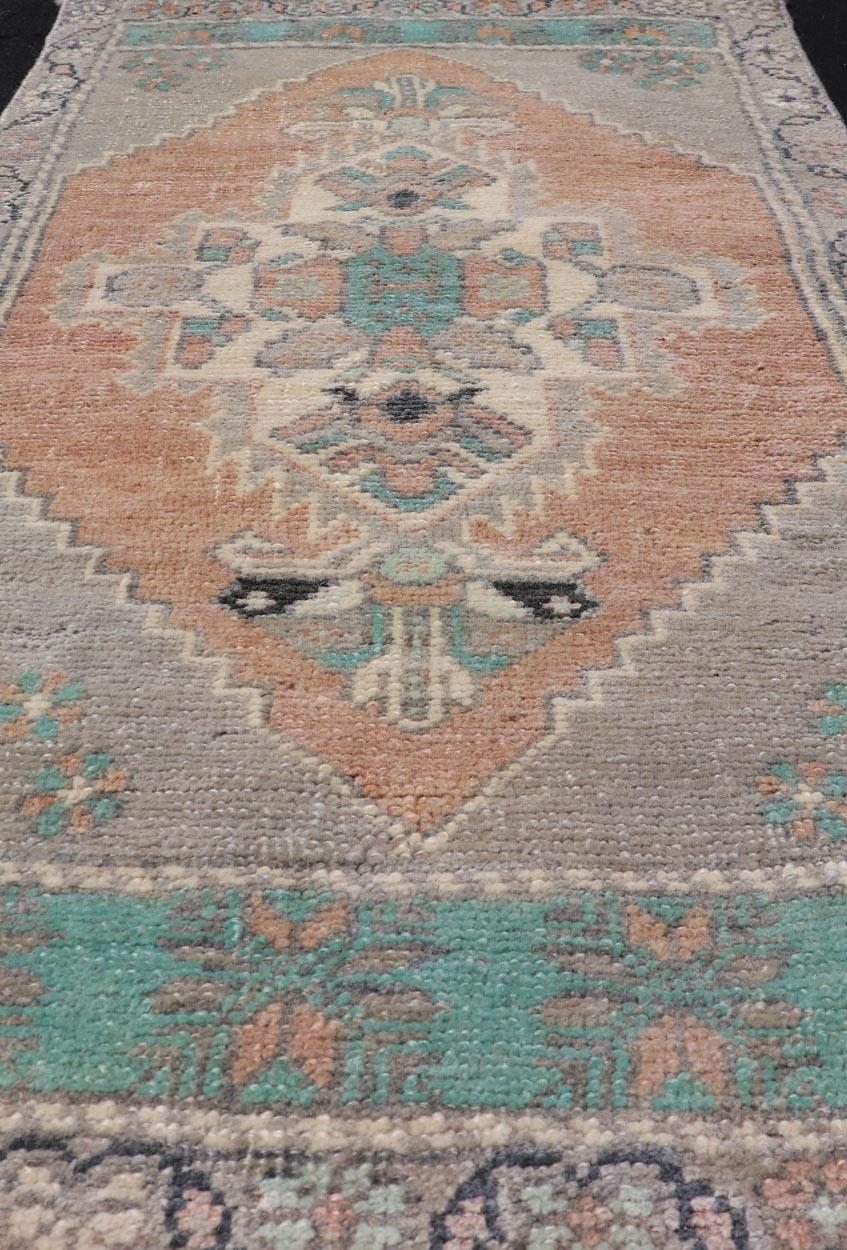 Türkischer Vintage Oushak Teppich mit subgeometrischem Medaillon-Design (20. Jahrhundert) im Angebot