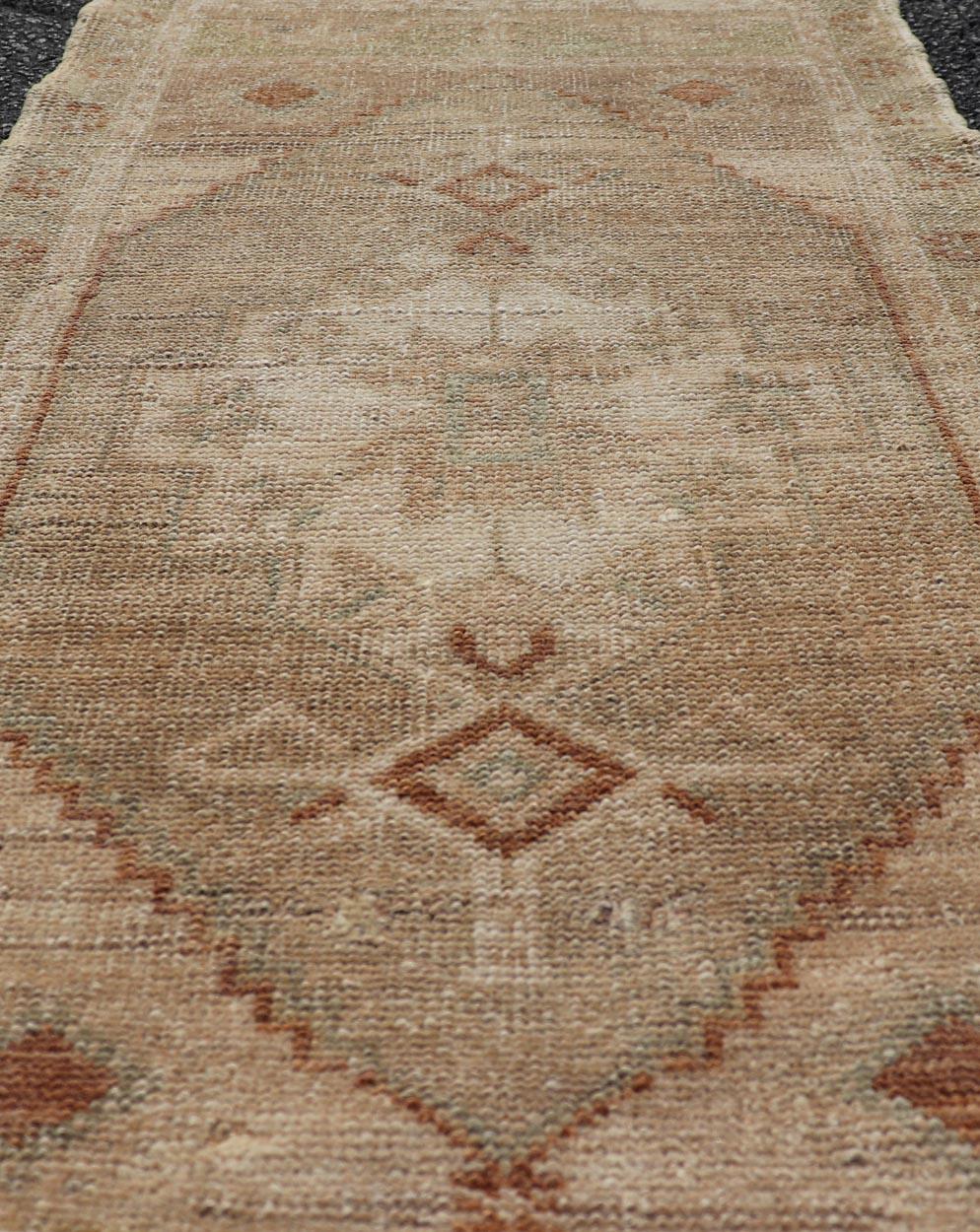 Tappeto turco vintage Oushak con design a medaglioni sub-geometrici su tutta la superficie In condizioni buone in vendita a Atlanta, GA