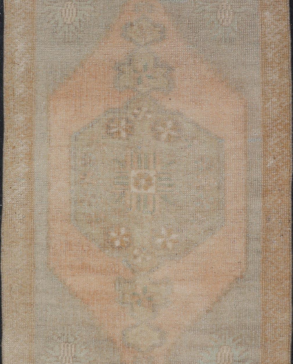 Türkischer Vintage Oushak Teppich mit subgeometrischem Medaillon-Design (20. Jahrhundert) im Angebot