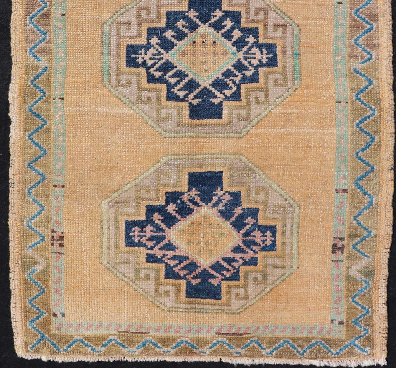 Türkischer Vintage Oushak Teppich mit subgeometrischem Medaillon-Design (Wolle) im Angebot